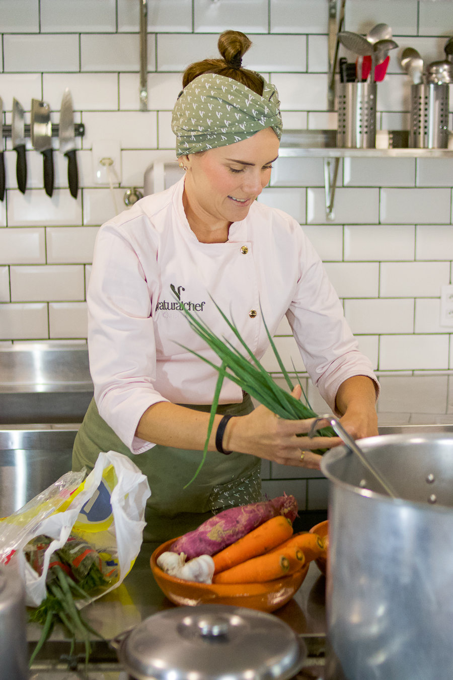 Chef Gabi preparando vegetais