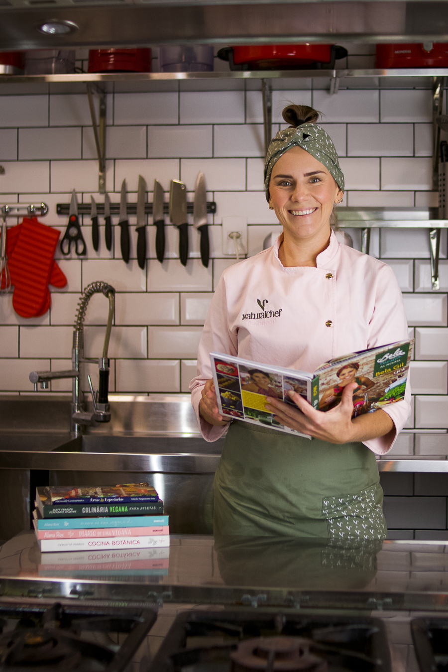 Chef Gabi com seu livro de receitas